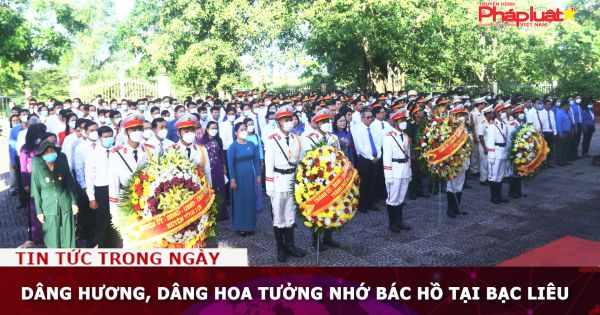 Dâng hương, dâng hoa tưởng nhớ Bác Hồ tại Bạc Liêu