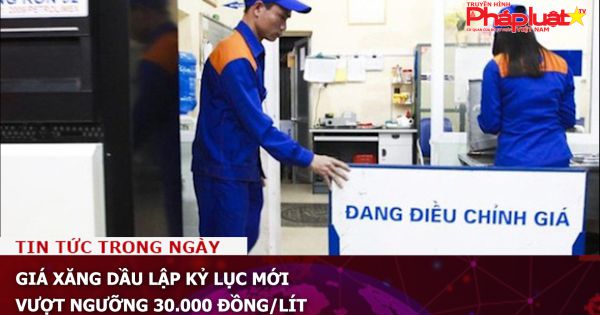 Giá xăng dầu lập kỷ lục mới, vượt ngưỡng 30.000 đồng/lít