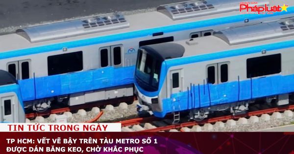 TP HCM: Vết vẽ bậy trên tàu metro số 1 được dán băng keo, chờ khắc phục