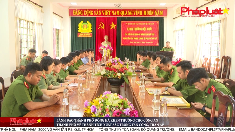 Lãnh đạo thành phố Đông Hà khen thưởng cho công an thành phố về thành tích xuất sắc trong tấn công, trấn áp tội phạm ma túy