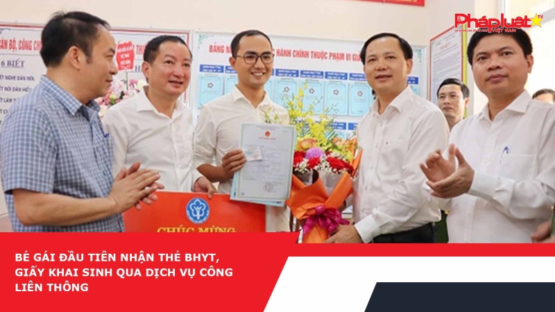 Bé gái đầu tiên nhận thẻ BHYT, giấy khai sinh qua dịch vụ công liên thông