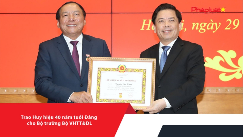 Trao Huy hiệu 40 năm tuổi Đảng cho Bộ trưởng Bộ VHTT&DL