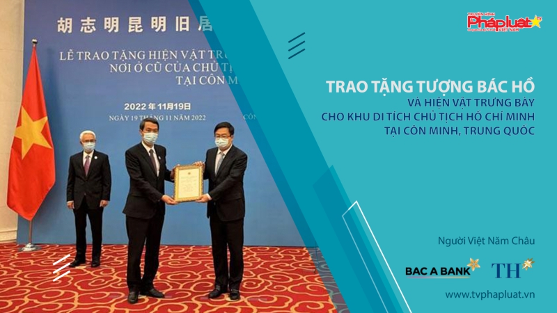 Trao tặng tượng Bác Hồ và hiện vật trưng bày cho Khu di tích Chủ tịch Hồ Chí Minh tại Côn Minh, Trung Quốc