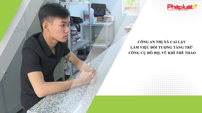 Công an thị xã Cai Lậy làm việc đối tượng tàng trữ công cụ hỗ hợ, vũ khí thể thao