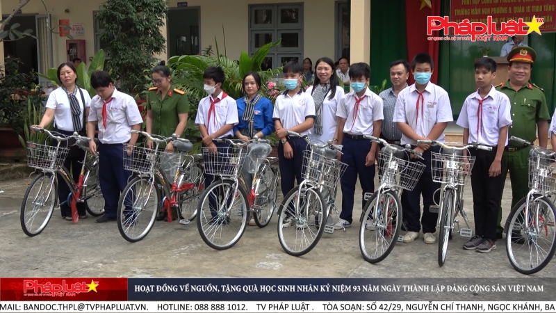 Hoạt đồng về nguồn, tặng quà học sinhnhân kỷ niệm 93 năm ngày thành lập Đảng Cộng sản Việt Nam