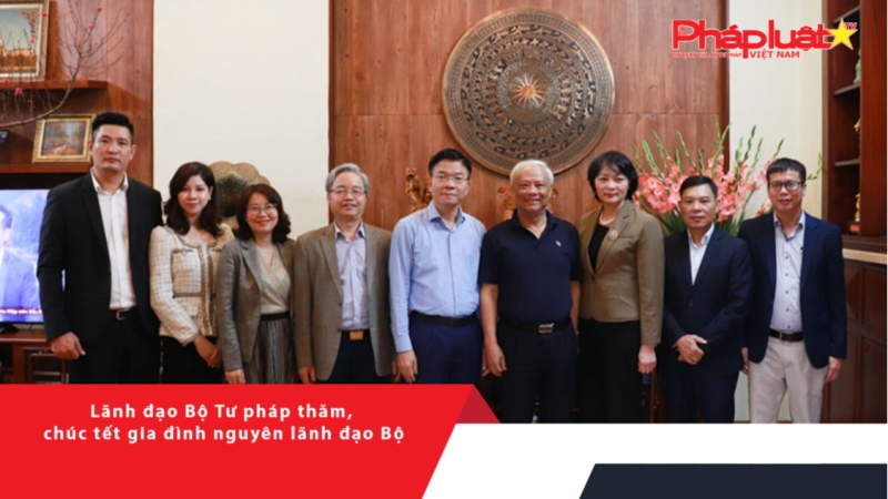 Lãnh đạo Bộ Tư pháp thăm, chúc tết gia đình nguyên lãnh đạo Bộ