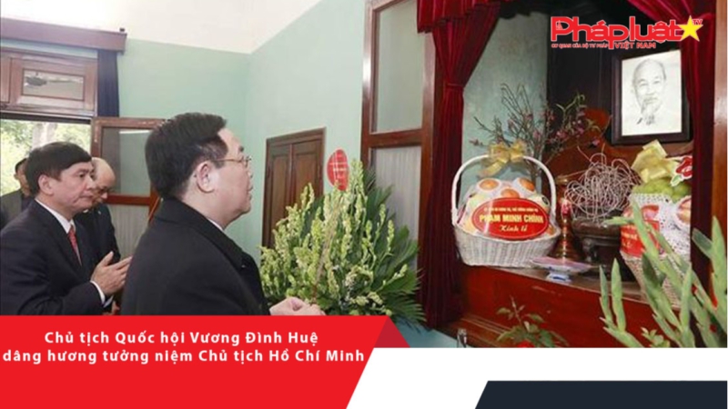 Chủ tịch Quốc hội Vương Đình Huệ dâng hương tưởng niệm Chủ tịch Hồ Chí Minh