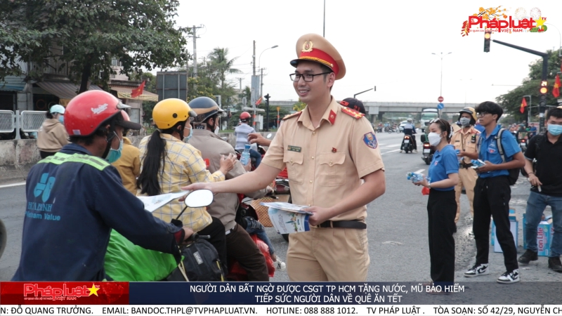 Người dân bất ngờ được CSGT TP HCM tặng nước, mũ bảo hiểm tiếp sức người dân về quê ăn tết