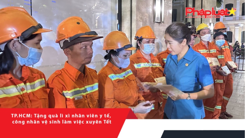 TP.HCM: Tặng quà lì xì nhân viên y tế, công nhân vệ sinh làm việc xuyên Tết