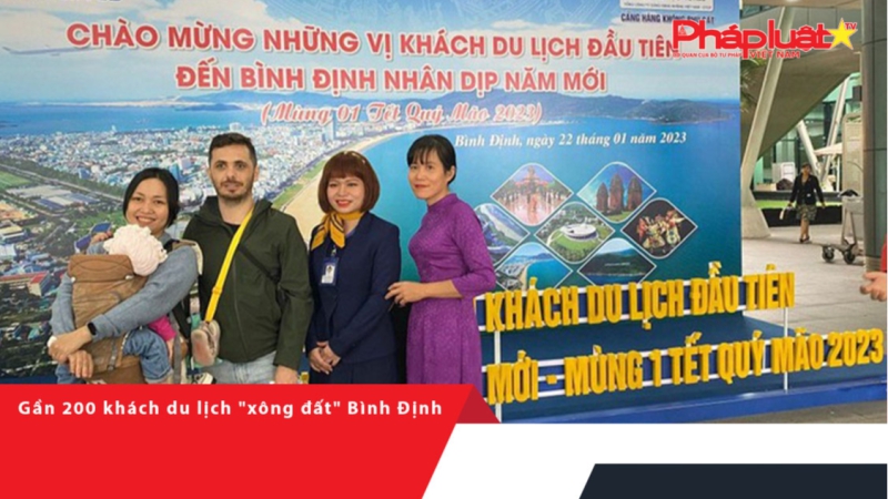 Gần 200 khách du lịch 