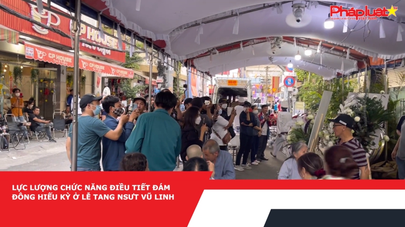 Lực lượng chức năng điều tiết đám đông hiếu kỳ ở lễ tang NSƯT Vũ Linh