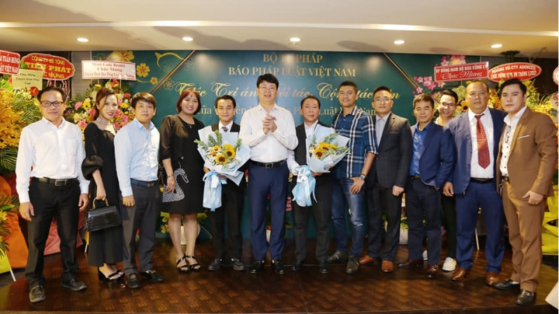 Lãnh đạo Bộ Tư Pháp chung vui tiệc tất niên cùng báo Pháp Luật Việt Nam và 2 chuyên trang.