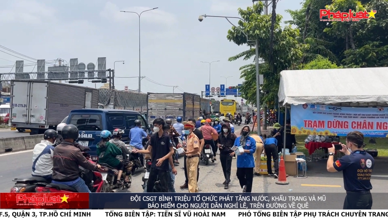 Đội CSGT Bình Triệu tổ chức phát tặng nước, khẩu trang và mũ bảo hiểm cho người dân nghỉ lễ, trên đường về quê
