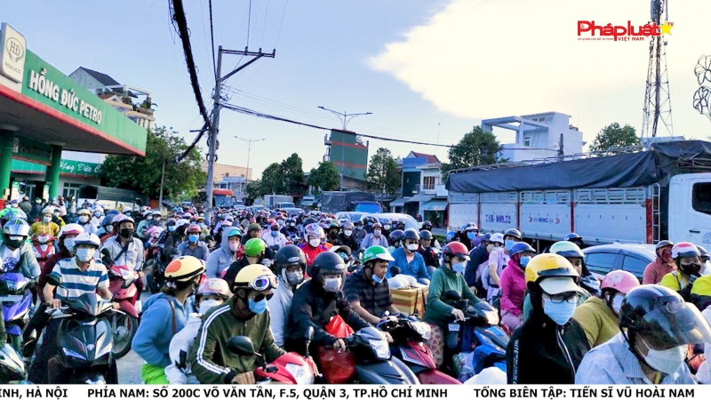 Dòng người từ Miền Tây đông nghẹt trở lại TP.HCM sau những ngày nghỉ lễ 30/4-1/5