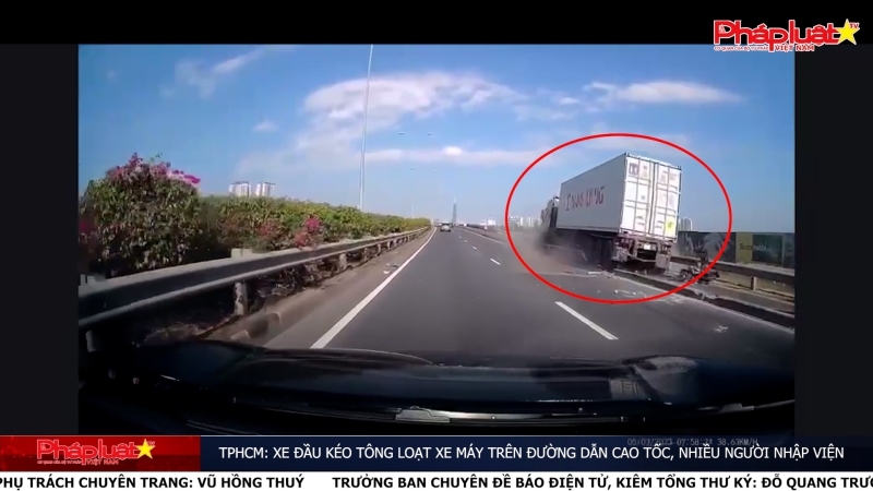 TPHCM: Xe đầu kéo tông loạt xe máy trên đường dẫn cao tốc, nhiều người nhập viện