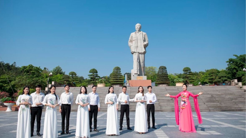 Sao Mai Huyền Trang ra MV mừng sinh nhật Bác Hồ