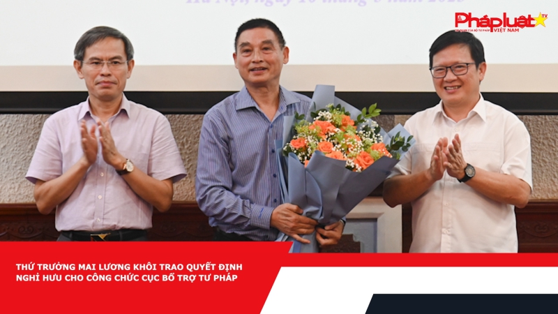 Thứ trưởng Mai Lương Khôi trao quyết định nghỉ hưu cho công chức Cục Bổ trợ tư pháp