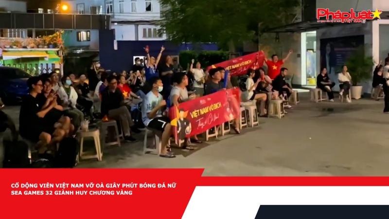 Cổ động viên Việt Nam vỡ òa giây phút bóng đá nữ SEA Games 32 giành Huy chương Vàng