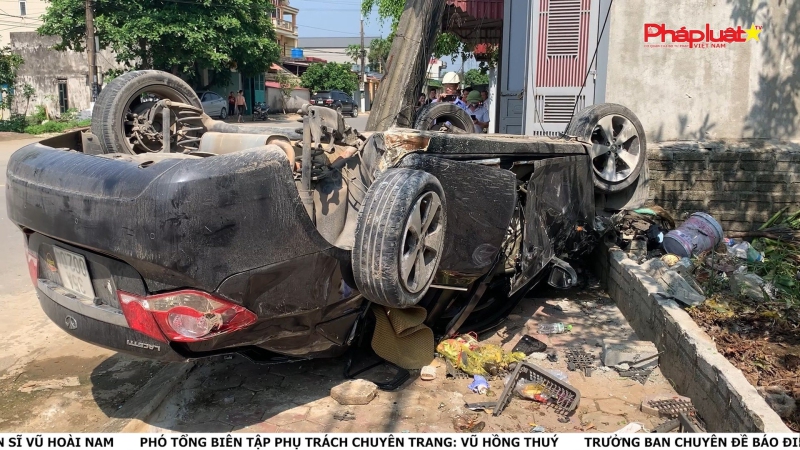 Ninh Bình: Ô tô lao vào vỉa hè ngay sát nhà dân