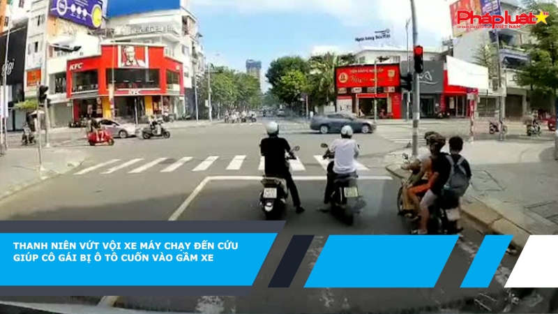 Thanh niên vứt vội xe máy chạy đến cứu giúp cô gái bị ô tô cuốn vào gầm xe