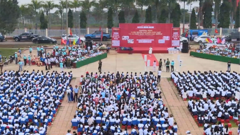 Caravan tuyên truyền an toàn giao thông của báo Pháp luật Việt Nam về Đắk Nông