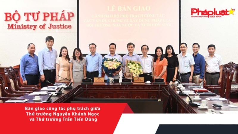 Bàn giao công tác phụ trách giữa Thứ trưởng Nguyễn Khánh Ngọc và Thứ trưởng Trần Tiến Dũng