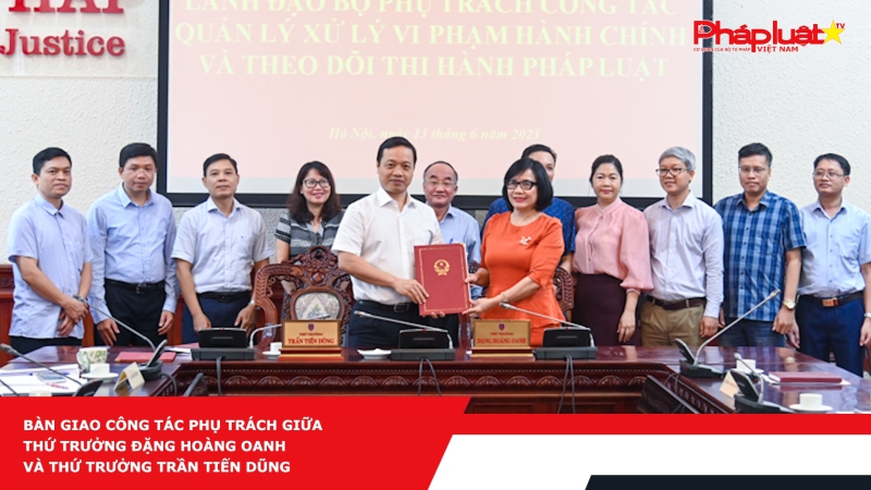 Bàn giao công tác phụ trách giữa Thứ trưởng Đặng Hoàng Oanh và Thứ trưởng Trần Tiến Dũng