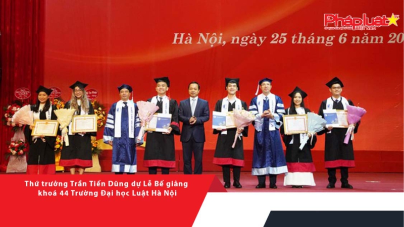 Thứ trưởng Trần Tiến Dũng dự Lễ Bế giảng khoá 44 Trường Đại học Luật Hà Nội