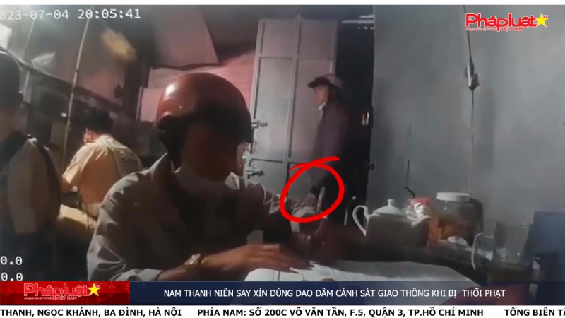 Nam thanh niên say xỉn dùng dao đâm cảnh sát giao thông khi bị thổi phạt