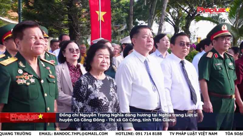 Đồng chí Nguyễn Trọng Nghĩa dâng hương tại Nghĩa trang Liệt sĩ huyện Gò Công Đông - Thị xã Gò Công, tỉnh Tiền Giang.