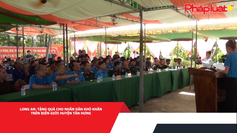 Long An: Tặng quà cho nhân dân khó khăn trên biên giới huyện Tân Hưng