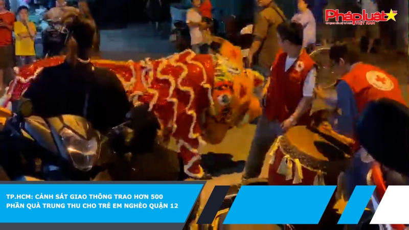 TP.HCM: Cảnh sát giao thông trao hơn 500 phần quà trung thu cho trẻ em nghèo quận 12