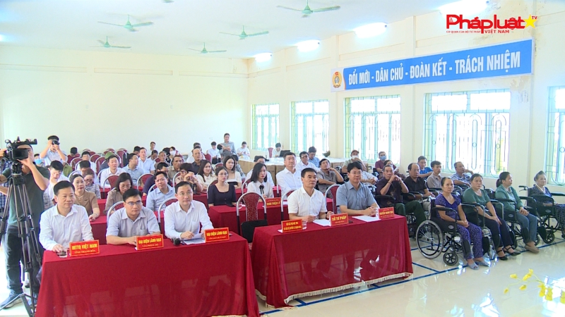 Bản tin ngành tư pháp: Bộ Tư pháp tổ chức truyền thông, phổ biến pháp luật và trao quà cho nhiều gia đình khó khăn