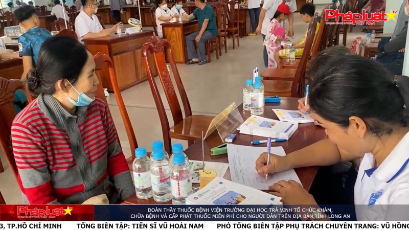 Đoàn thầy thuốc Bệnh viện Trường Đại học Trà Vinh tổ chức khám, chữa bệnh và cấp phát thuốc miễn phí cho người dân trên địa bàn tỉnh Long An