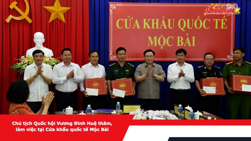 Chủ tịch Quốc hội Vương Đình Huệ thăm, làm việc tại Cửa khẩu quốc tế Mộc Bài