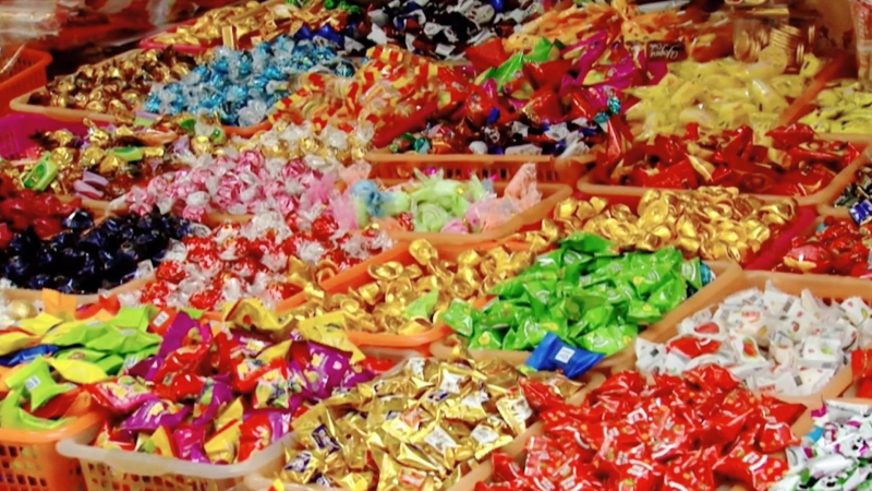 Bản tin ATTP ngày 8/1: Bánh kẹo ngoại xách tay bán tràn lan trên mạng xã hội, nỗi lo mất ATTP dịp Tết