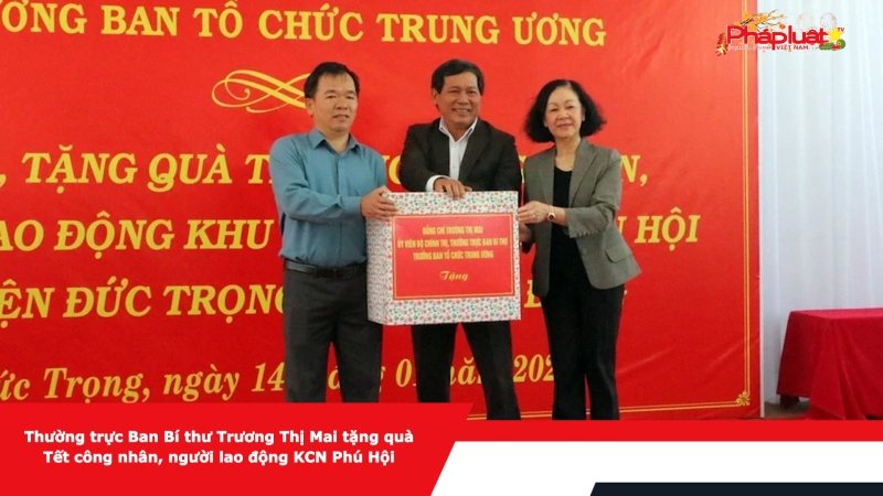 Thường trực Ban Bí thư Trương Thị Mai tặng quà Tết công nhân, người lao động KCN Phú Hội