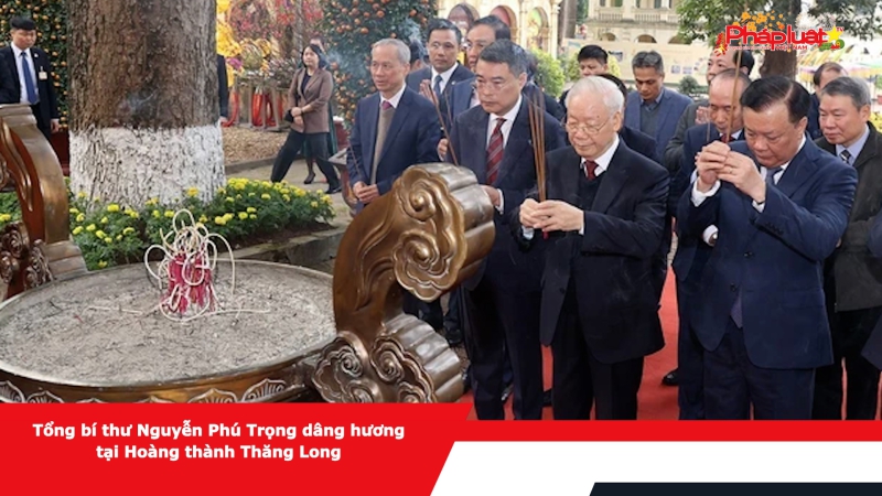 Tổng bí thư Nguyễn Phú Trọng dâng hương tại Hoàng thành Thăng Long