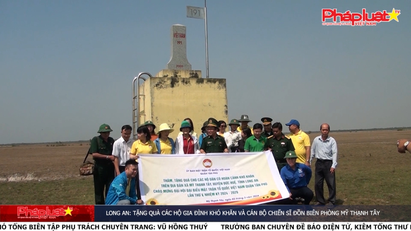 Tặng quà các hộ gia đình khó khăn và cán bộ chiến sĩ Đồn Biên phòng Mỹ Thạnh Tây (Long An)