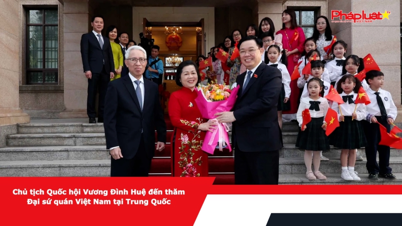 Chủ tịch Quốc hội Vương Đình Huệ đến thăm Đại sứ quán Việt Nam tại Trung Quốc