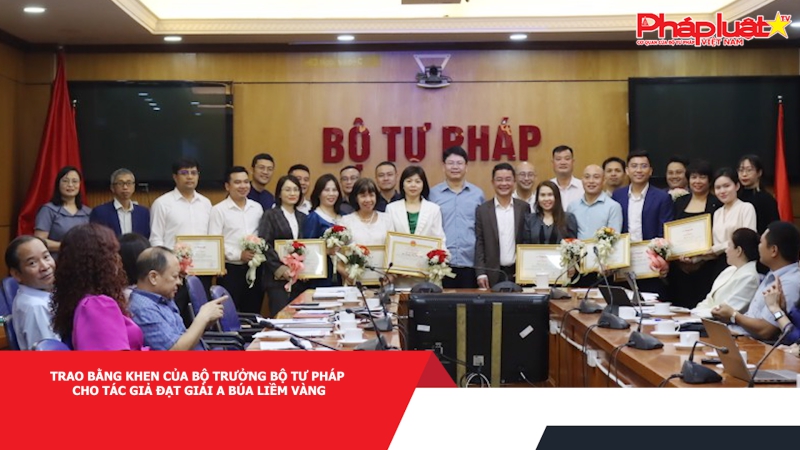 Trao Bằng khen của Bộ trưởng Bộ Tư pháp cho tác giả đạt giải A Búa liềm vàng