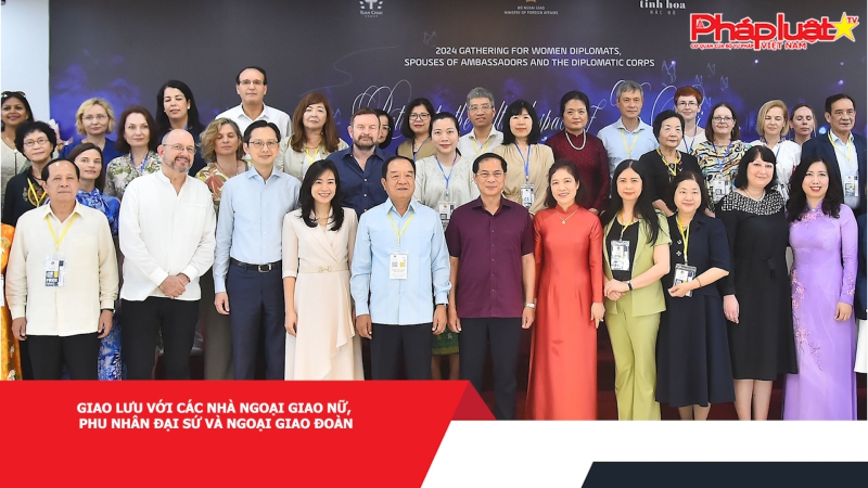 Giao lưu với các nhà ngoại giao nữ, phu nhân đại sứ và ngoại giao đoàn