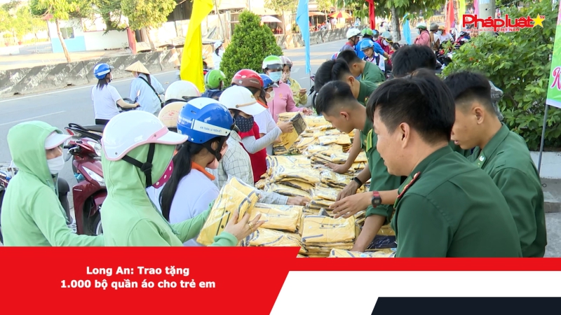 Long An: Trao tặng 1.000 bộ quần áo cho trẻ em