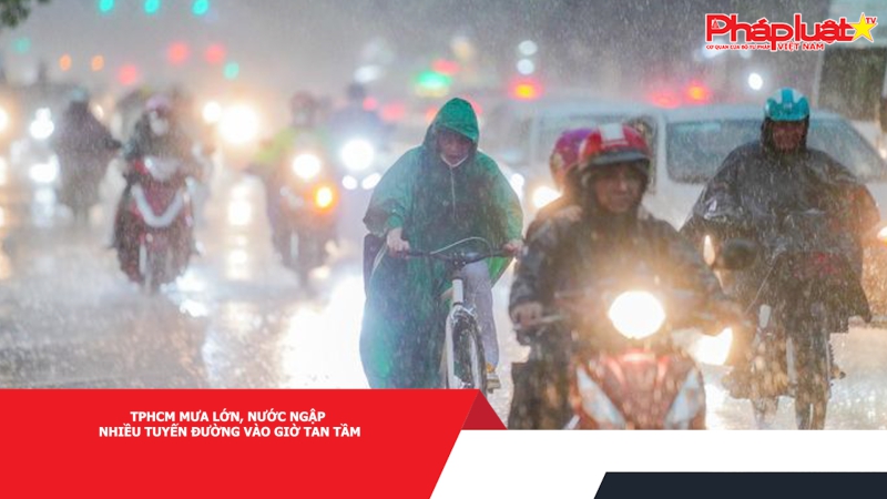 TPHCM mưa lớn, nước ngập nhiều tuyến đường vào giờ tan tầm