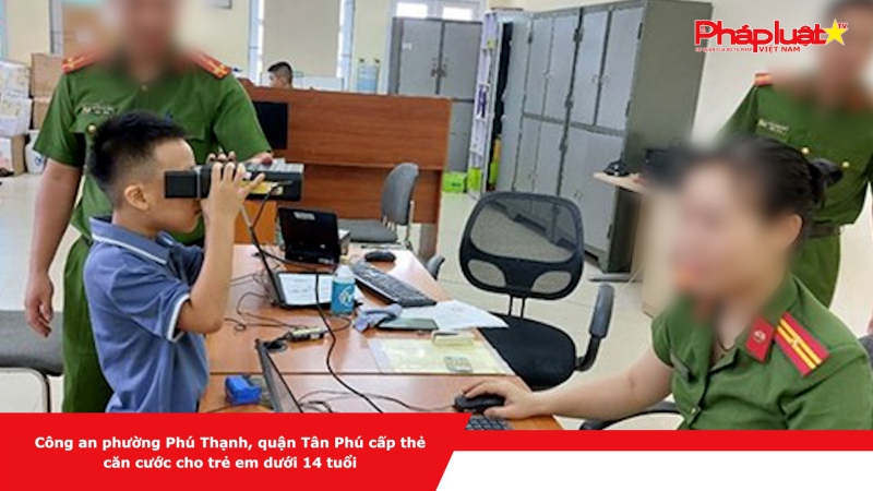 Công an phường Phú Thạnh, quận Tân Phú cấp thẻ căn cước cho trẻ em dưới 14 tuổi